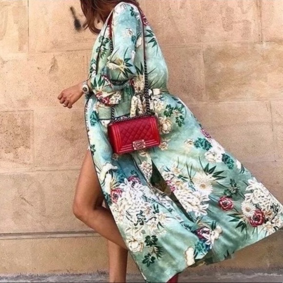 5⭐️Fave!  Satin floral kimono duster - Picture 2 of 8